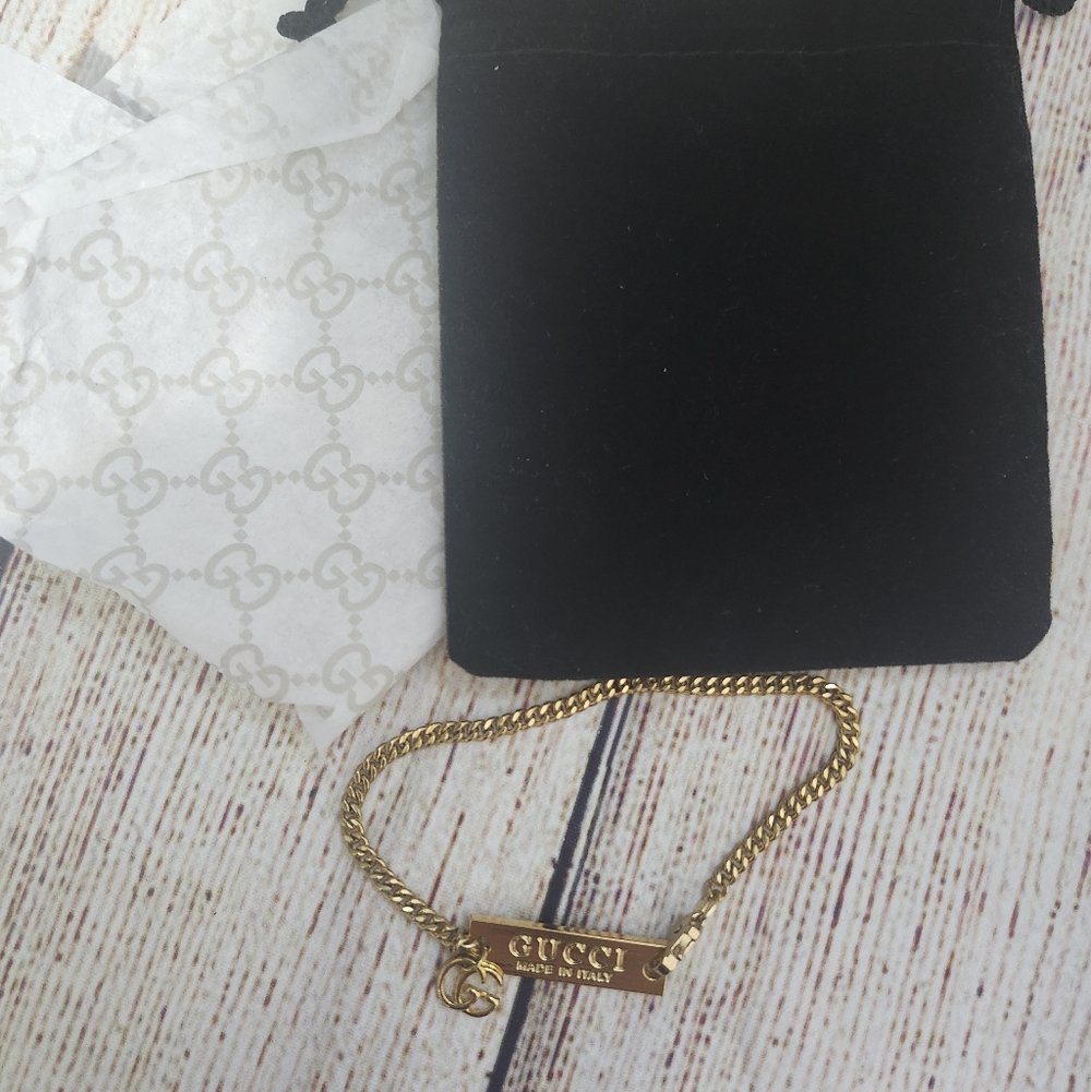 Gucci Gold Plate Chain Bracelet with Logo Charm